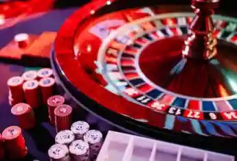 Menu navigasi situs desktop dengan kategori permainan slot, live casino, dan sportsbook